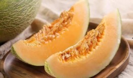 新疆网红吃哈密瓜,哈密瓜美味引全民热议